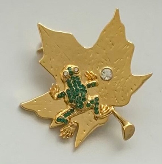 Unique vintage  frog  on leaf brooch - image 5