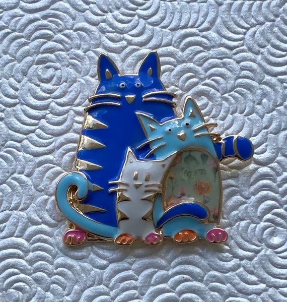 Adorable three cats vintage style brooch