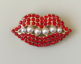 Unique lips vintage style brooch