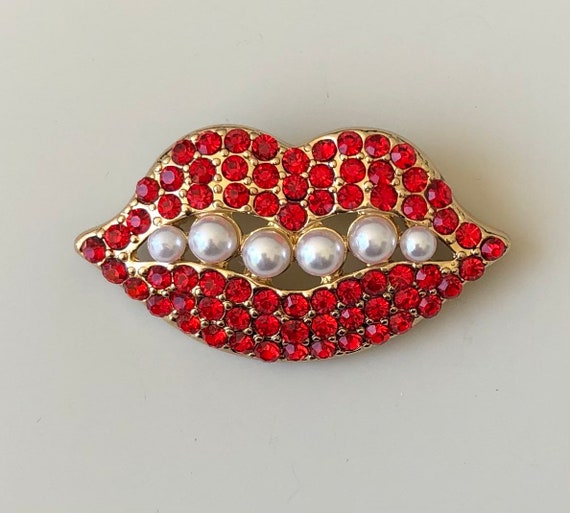 Unique lips brooch