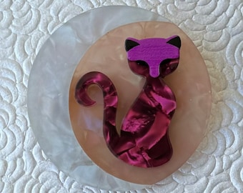 Spilla smaltata a forma di gatto con rotolo alla cannella