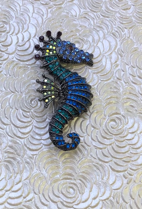 Adorable crystal seahorse vintage style brooch - image 2