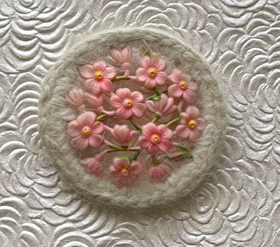 ユニークなヴィンテージセルロイドかぎ針編みの花のブローチ - Etsy 日本