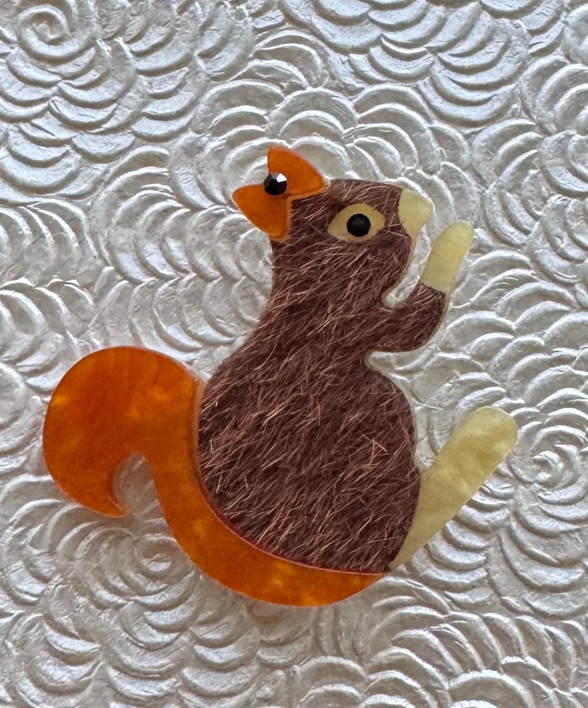 ヴィンテージブローチ　リス　ドイツ 愛らしいヴィンテージスタイルのリスのブローチ - Etsy 日本