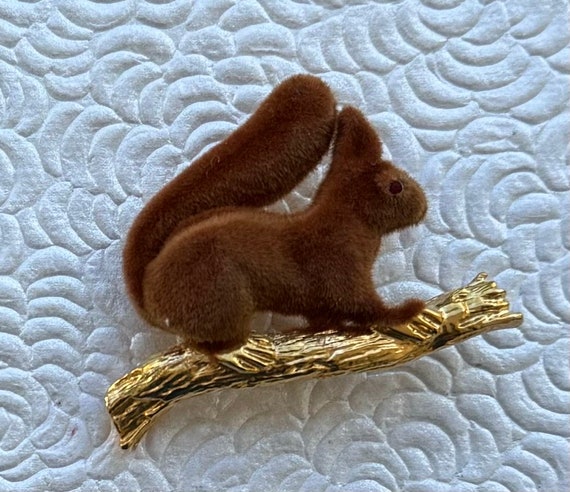 Adorable vintage style squirrel brooch - image 1