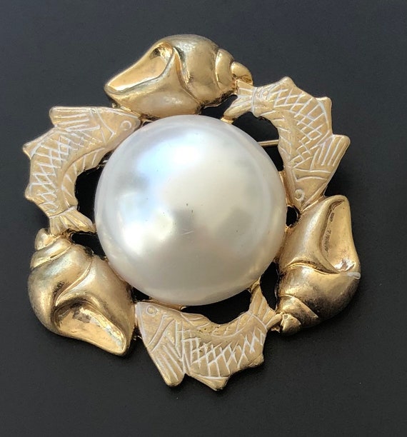 Seashell brooch deals