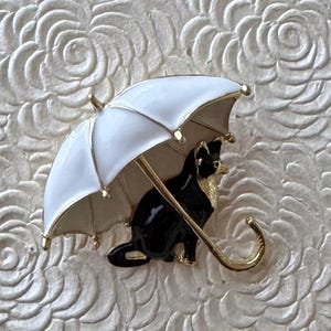 傘の下の愛らしい猫のヴィンテージスタイルのブローチとペンダント