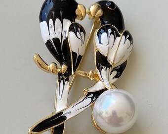 Adorable two birds on a tree branch vintage style brooch