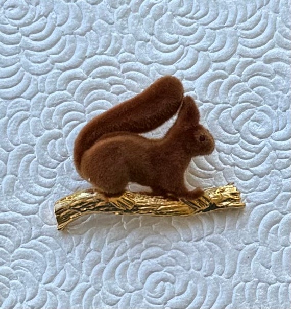 Adorable vintage style squirrel brooch - image 4