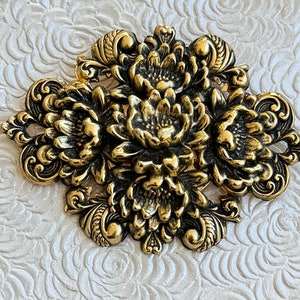Vintage  Art nouveau style flower  brooch