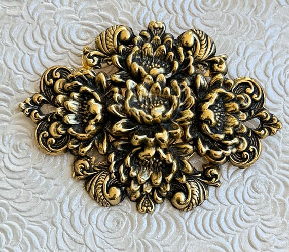 Vintage  Art nouveau style flower  brooch