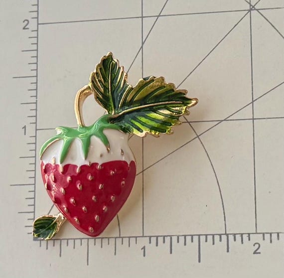 ヴィンテージスタイルのイチゴブローチ - Etsy 日本