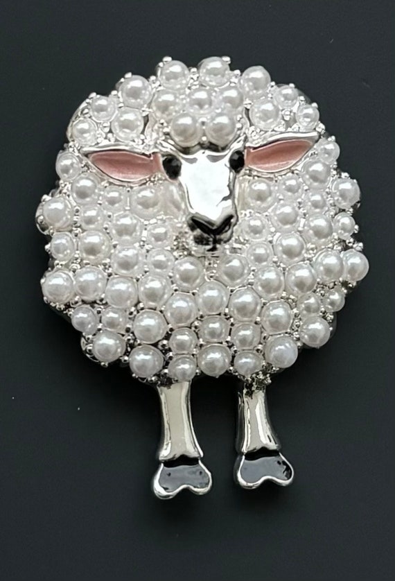 Adorable Sheep vintage style Brooch