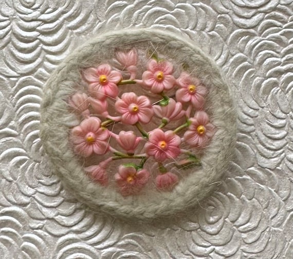 ユニークなヴィンテージセルロイドかぎ針編みの花のブローチ - Etsy 日本