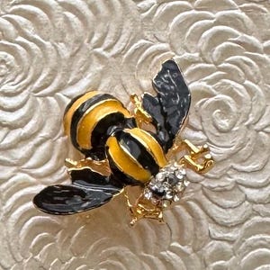 Vintage  bee brooch pin