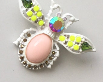 Adorable vintage style bee brooch