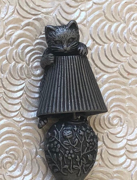 Vintage cat on lamp brooch