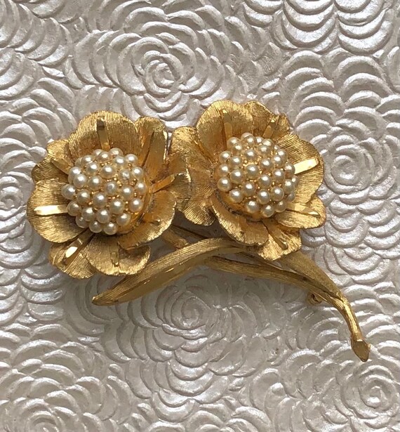 Bsk gold cheap flower brooch