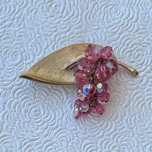 Lovely vintage   flower wreath brooch