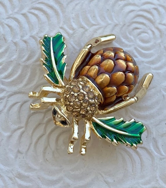 Adorable vintage style bee brooch