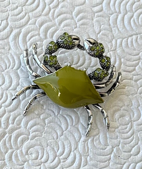 Adorable  vintage style crab brooch