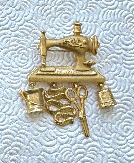 Vintage signed  Danecraft Sewing machine brooch