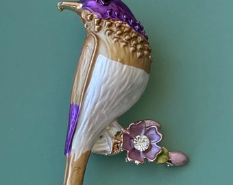 Entzückender Vogel auf einem Ast mit Blumenbrosche im Vintage-Stil