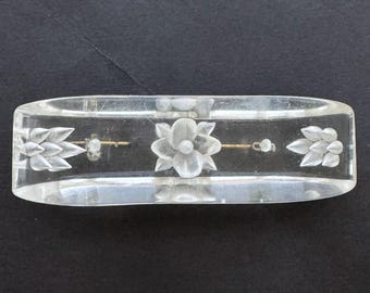 Vintage antike geschnitzte Lucite antike Blumen-Brosche im Art-Deco-Stil