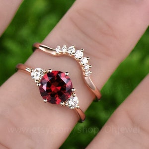 Drei Stein Moissanit Ring rot Granat Verlobungsring Set Roségold 10k/14K/18K Granat Ring Vintage Krone passende Hochzeit Brautring Set