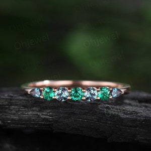 Fede nuziale in alessandrite e smeraldo rotondo, mezza eternità, in oro rosa massiccio 14k, personalizzata, con pietra preziosa verde, regalo di anniversario unico e delicato