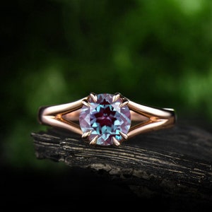 Anillo de compromiso vintage de alejandrita de corte redondo en oro rosa de 14 k con vástago dividido, anillo de compromiso solitario único para mujer, anillo de promesa de boda, regalo