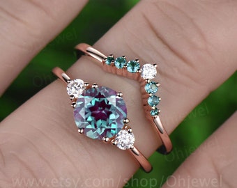 Conjunto de anel de noivado com três pedras: anel de coroa com moissanita que muda de cor, anel de noivado com alexandrita em ouro rosa e conjunto de casamento com alexandrita.