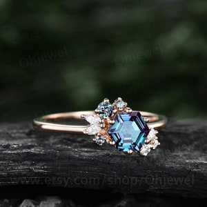 Plan de pago-Hexagon corte Anillo de alejandrita oro Anillo de compromiso alejandrita en tamaño 8, oro rosa de 14k