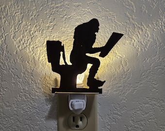 Luminária Noturna Pé Grande no Vaso Sanitário – Arte Rústica em Aço do Sasquatch