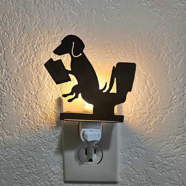 Wienerhond op toilet leest een boek als nachtlampje - gemaakt van duurzaam, glad, rustiek staal