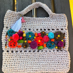 Bolso creativo de crochet Bolso de algodón hecho a mano bordado, pompón Cuentas y perlas Bolso de playa de verano para mujer beige, Bolso boho chic, Cuidado infantil