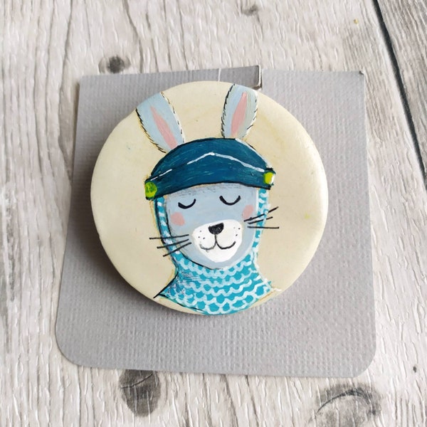 Broche ronde en argile autodurcissante "chevalier lapin"