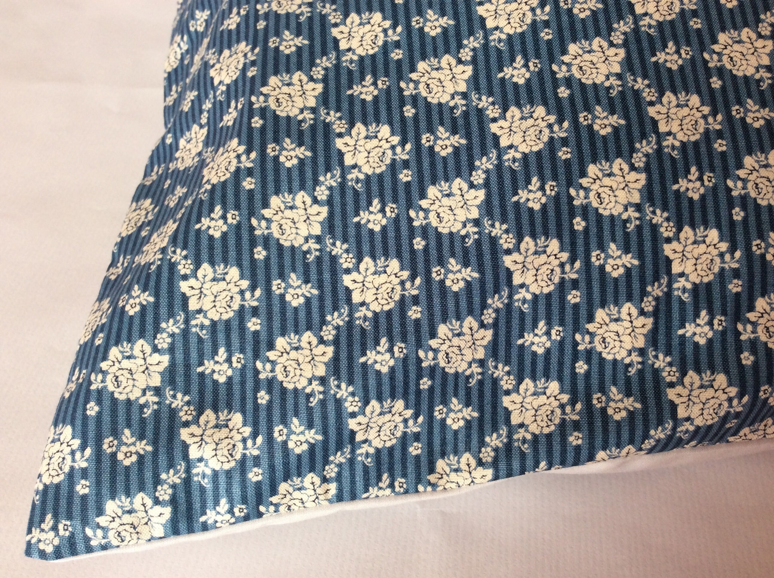 Housse de Coussin Fleurs Tons Bleu