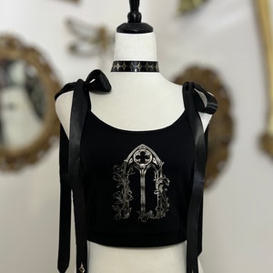 Parte superiore della finestra della cattedrale in lamina d&#39;oro o d&#39;argento, T-shirt con finestra in stile gotico, estetica da cattedrale
