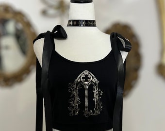 Parte superiore della finestra della cattedrale in lamina d'oro o d'argento, T-shirt con finestra in stile gotico, estetica da cattedrale