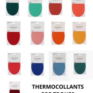 Op de afbeelding: Een verzameling voorgesneden, opstrijkbare stoffen patches in verschillende kleuren, waaronder groen, rood, blauw en oranje. Elke patch heeft een halve ovale vorm en meet 9,5 x 14 cm. De tekst "THERMOCOLLANTS PRE-TROUES" is weergegeven.