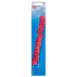 Peut inclure: Un outil de retourneur de boucle en tissu rose avec une poignée en métal et un petit crochet. L'outil est conçu pour retourner les tubes de tissu. L'emballage est bleu et blanc, avec le nom de la marque et les informations sur le produit imprimées.