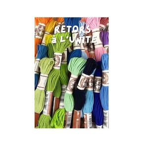 Könnte beinhalten: Eine Sammlung farbenfroher Stickgarnknäuel in verschiedenen Blau-, Grün-, Orange-, Rosa- und Lilatönen. Der Text "RETORS à L'UNITÉ" ist sichtbar. Diese Knäuel eignen sich ideal für Stickereien, Kreuzstich und andere Handarbeiten.