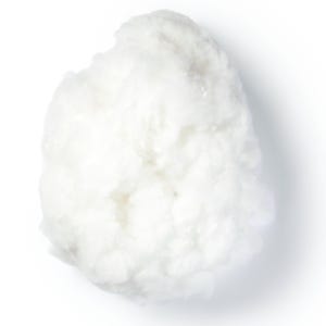 Può includere: Una massa bianca, morbida e soffice di materiale fibroso con una forma irregolare simile a una nuvola. La consistenza appare leggera, ariosa e voluminosa, composta da fibre bianche fini e densamente compatte che creano una superficie arrotondata.