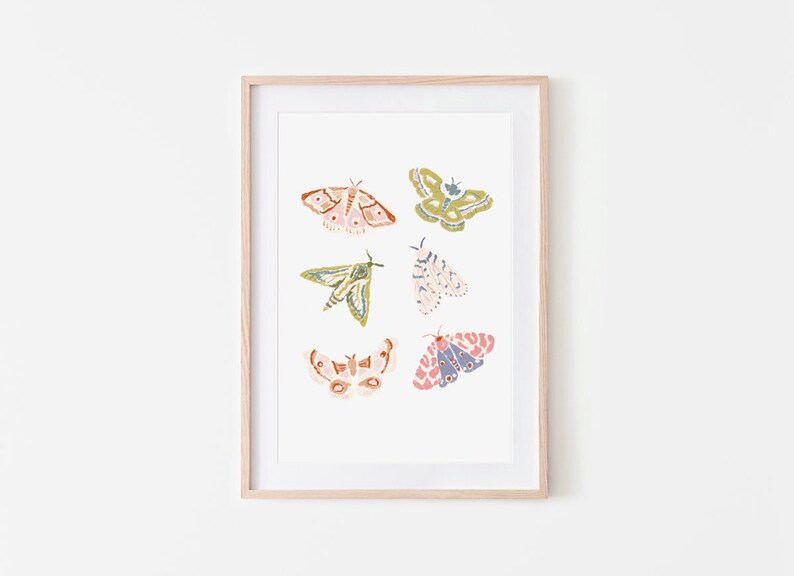 Puede incluir: Una impresi&oacute;n enmarcada con seis mariposas coloridas con patrones intrincados. Las mariposas est&aacute;n dispuestas en un patr&oacute;n sim&eacute;trico sobre un fondo blanco.