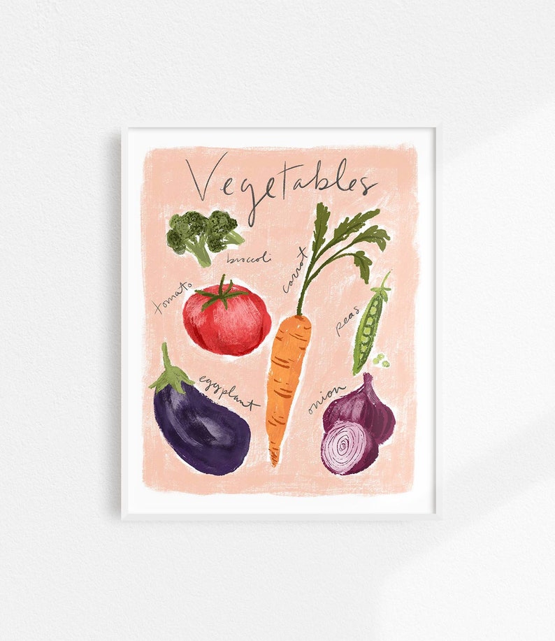 Puede incluir: Un fondo rosa con la palabra "Vegetales" escrita en cursiva negra. Hay ilustraciones de varias verduras, incluyendo un tomate, una zanahoria, br&oacute;coli, berenjena, cebolla, guisantes y una jud&iacute;a verde.