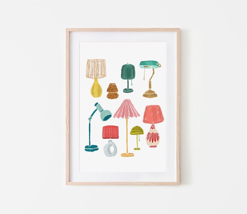 K&ouml;nnte beinhalten: Eine gerahmte Illustration einer Sammlung von Lampen in verschiedenen Stilen und Farben, darunter ein rosa Lampenschirm, ein gr&uuml;ner Lampenschirm und ein gelber Lampenfu&szlig;.