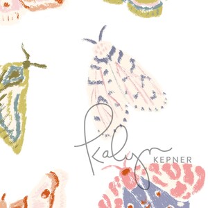 Puede incluir: Un fondo blanco con un patr&oacute;n de mariposas coloridas. Las mariposas est&aacute;n dibujadas en un estilo caprichoso con colores rosa, azul, verde y naranja. El texto "Kaly" est&aacute; escrito en cursiva en el centro de la imagen.