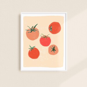 Op de afbeelding: Een digitale illustratie van vijf rode en oranje tomaten op een perzikkleurige achtergrond. De tomaten zijn getekend in een eenvoudige, gestileerde manier met groene stelen en bladeren.