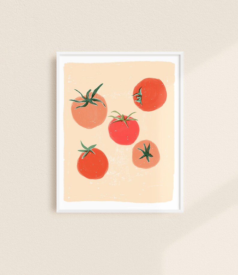 Op de afbeelding: Een digitale illustratie van vijf rode en oranje tomaten op een perzikkleurige achtergrond. De tomaten zijn getekend in een eenvoudige, gestileerde manier met groene stelen en bladeren.